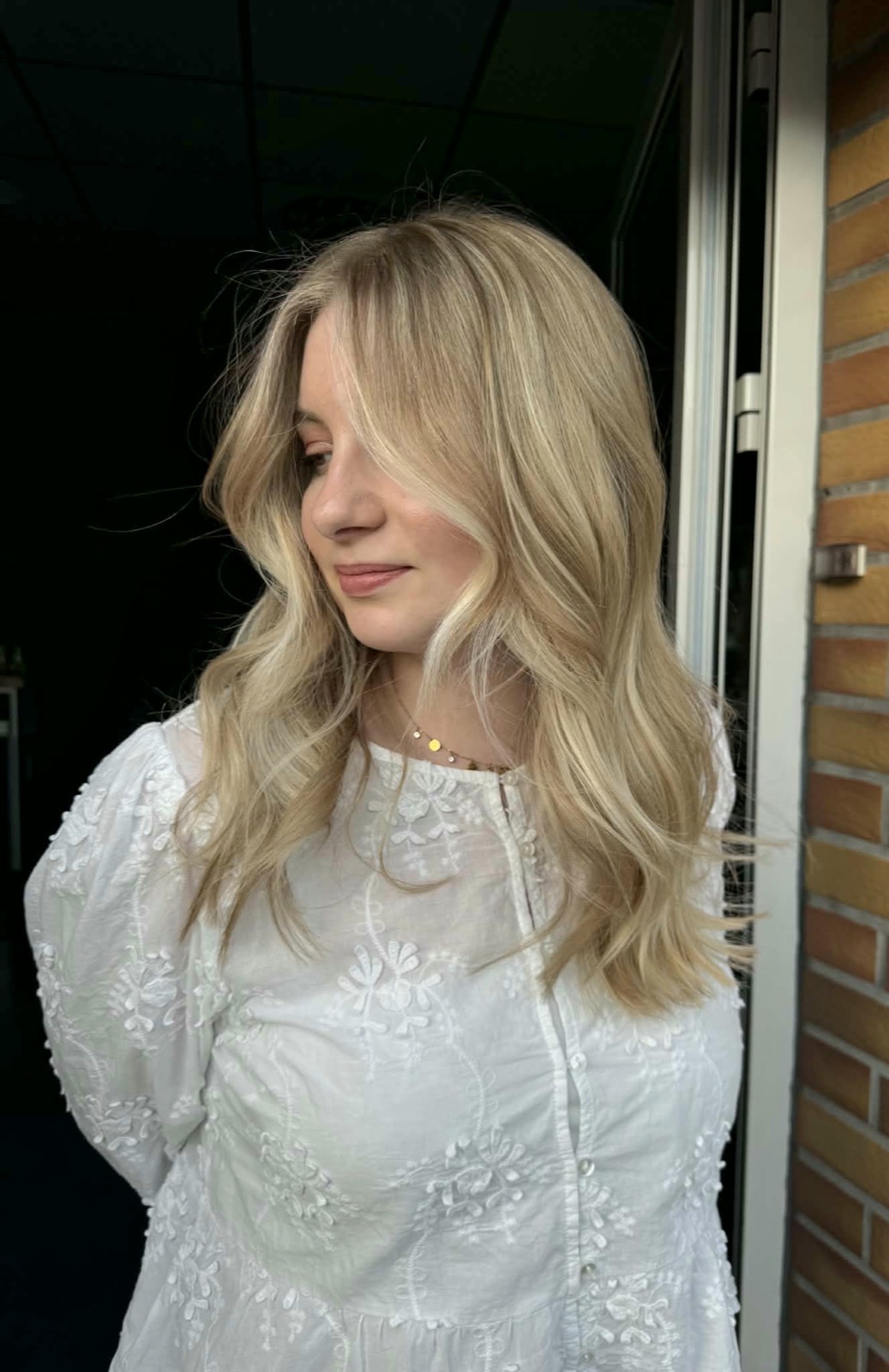 Cliente du salon Carré d'Hair, sourire et coiffure lumineuse